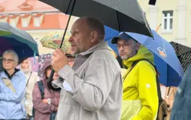 FILIP SPRINGER. KAMERALNY SPACER REPORTERSKI ULICAMI WODZISŁAWIA ŚLĄSKIEGO. PROJEKT "LUSTRO I OKNO Z REPORTAŻEM W WODZISŁAW ŚLĄSKI"