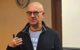 JACEK HOŁUB. SPOTKANIE AUTORSKIE. PROJEKT "LUSTRO I OKNO Z REPORTAŻEM W WODZISŁAW ŚLĄSKI"