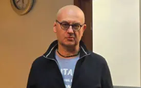 JACEK HOŁUB. SPOTKANIE AUTORSKIE. PROJEKT "LUSTRO I OKNO Z REPORTAŻEM W WODZISŁAW ŚLĄSKI"