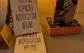 JUSTYNA KOPIŃSKA. SPOTKANIE AUTORSKIE. PROJEKT "LUSTRO I OKNO Z REPORTAŻEM W WODZISŁAW ŚLĄSKI"