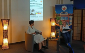 JUSTYNA KOPIŃSKA. SPOTKANIE AUTORSKIE. PROJEKT "LUSTRO I OKNO Z REPORTAŻEM W WODZISŁAW ŚLĄSKI"
