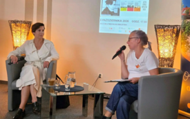 JUSTYNA KOPIŃSKA. SPOTKANIE AUTORSKIE. PROJEKT "LUSTRO I OKNO Z REPORTAŻEM W WODZISŁAW ŚLĄSKI"