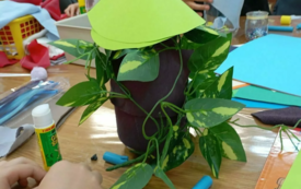 Domek Smerf&oacute;w zrobiony  ze słoika i papieru