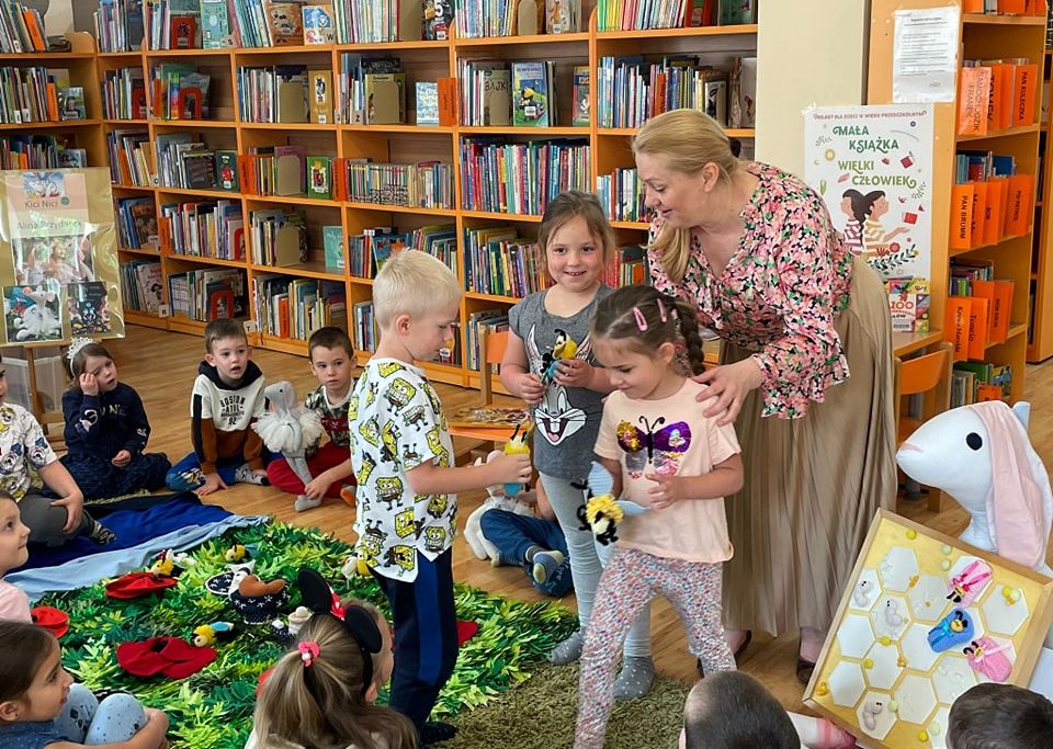 ALINA PRZYDATEK. SPOTKANIA AUTORSKIE I WARSZTATY DLA DZIECI. TYDZIEŃ BIBLIOTEK