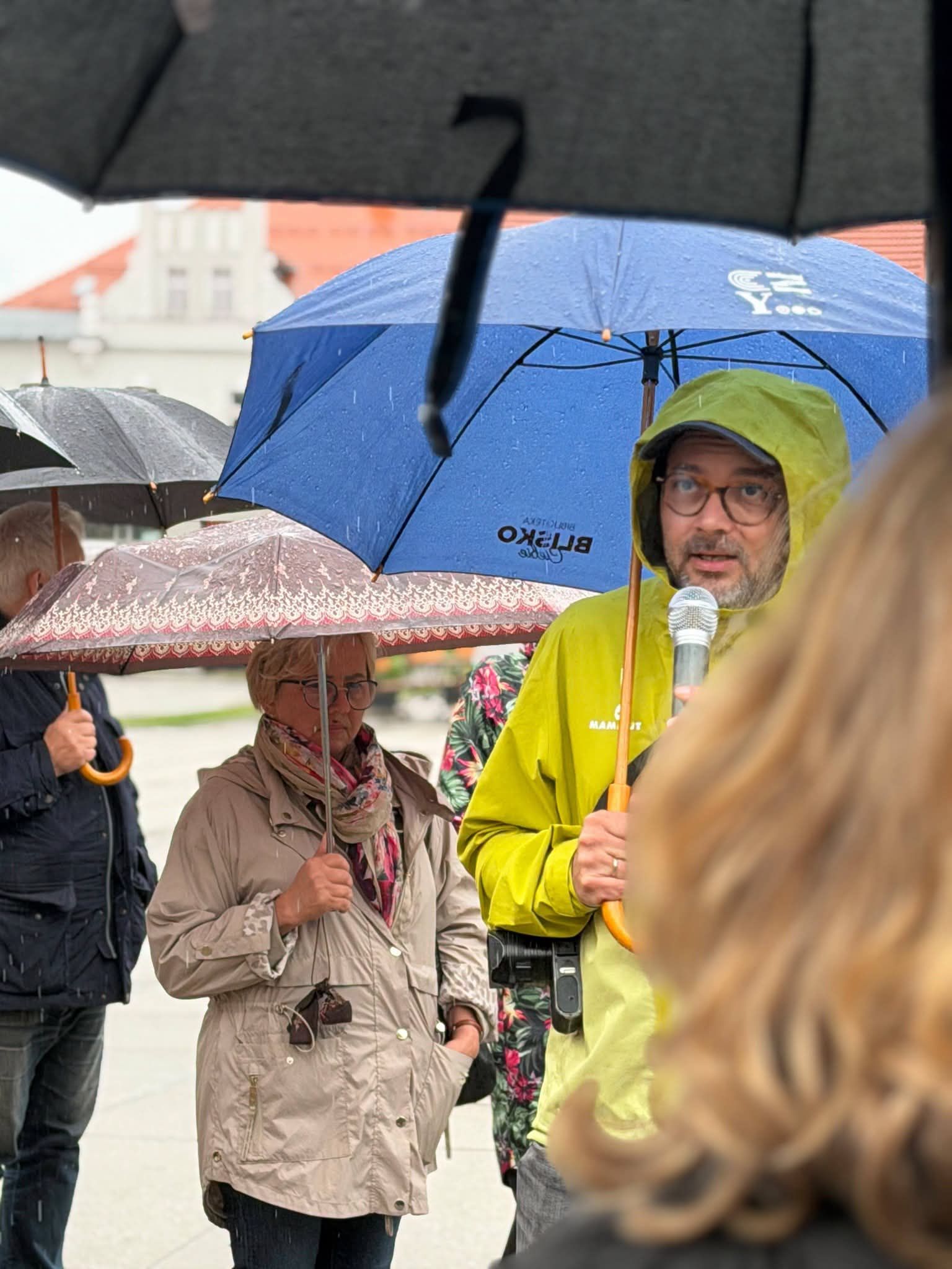 FILIP SPRINGER. KAMERALNY SPACER REPORTERSKI ULICAMI WODZISŁAWIA ŚLĄSKIEGO. PROJEKT "LUSTRO I OKNO Z REPORTAŻEM W WODZISŁAW ŚLĄSKI"
