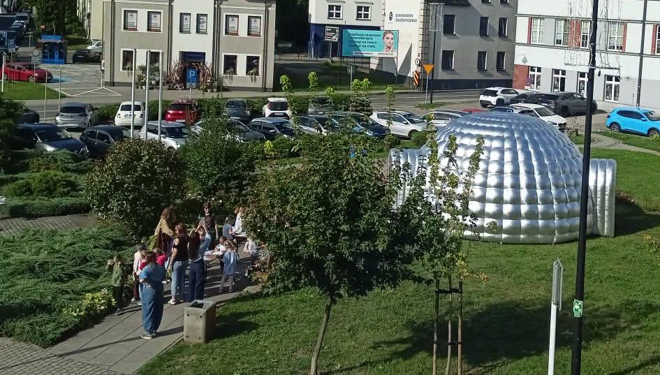 KOSMOS PRZED BIBLIOTEKĄ! MOBILNE PLANETARIUM. PROJEKT "NAUKA MIĘDZY SŁOWAMI"
