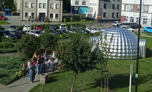 KOSMOS PRZED BIBLIOTEKĄ! MOBILNE PLANETARIUM. PROJEKT 'NAUKA MIĘDZY SŁOWAMI'