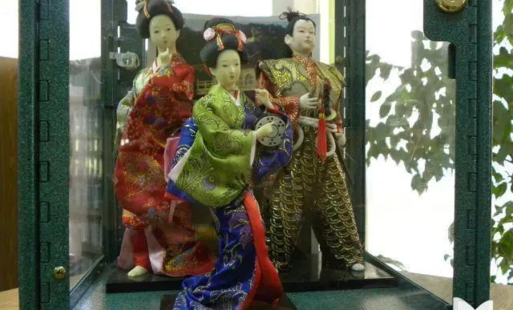 Od 7 do 30 listopada 2011 w Miejskiej i Powiatowej Bibliotece Publicznej w Wodzisławiu Śl. oglądać można było wystawę zatutułowaną “Miłość i Wojna. Władca Pierścieni, Gwiezdne Wojny i Japonia w literaturze, filmie i kulturze”. Wszyscy miłośnicy Trzech Świ