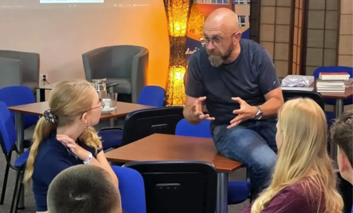 ROBB MACIĄG - AZJA I ORIENT. JAK NAPSAĆ REPORTAŻ Z DROGI. WARSZTATY DLA MŁODZIEŻY. PROJEKT 'STACJA WODZISŁAW ŚLASKI, KIERUNEK ŚWIAT!'