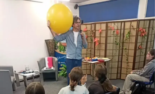BOGUŚ JANISZEWSKI. NAUKA NA WESOŁO. PROJEKT 'NAUKA MIĘDZY SŁOWAMI'